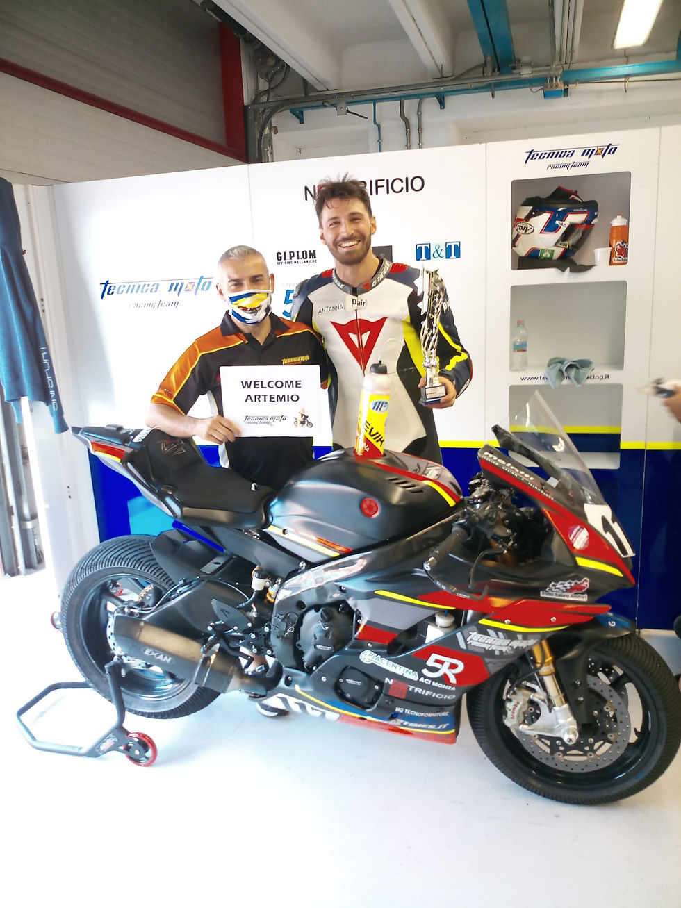 Миниатюра: профессиональные гонки на мотоциклах