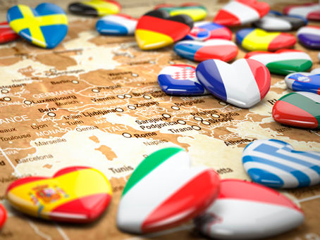 Trámite ciudadanía Europea con Paola De Cosenza. Imagen de banderas de europa.