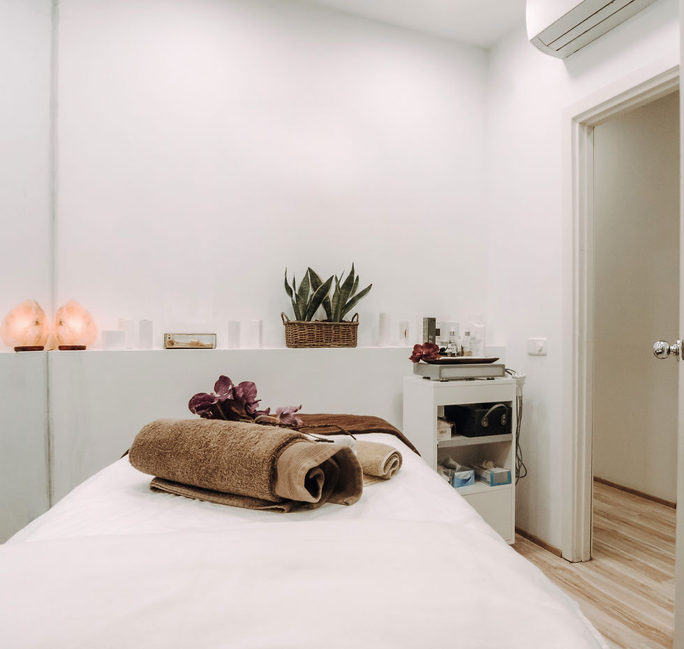 Juvenex Relaxing treatment room — modern esthetic cabin emphasizing comfort and professionalism.