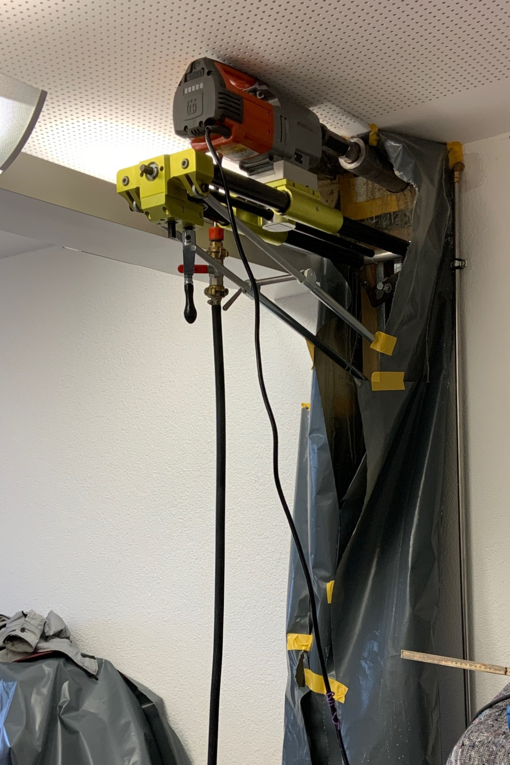 Heikle Bohrungen in einer Klinik!, Ansicht von Links