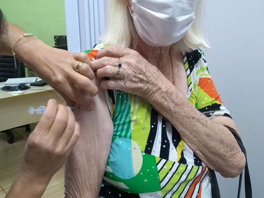 DONA ERNITA HENICKA LEVANTOU MAIS CEDO HOJE PARA RECEBER A SEGUNDA DOSE DA VACINA CONTRA A COVID 19
