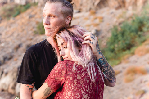 couple-shooting-santorini-alice-holzfeind-photography