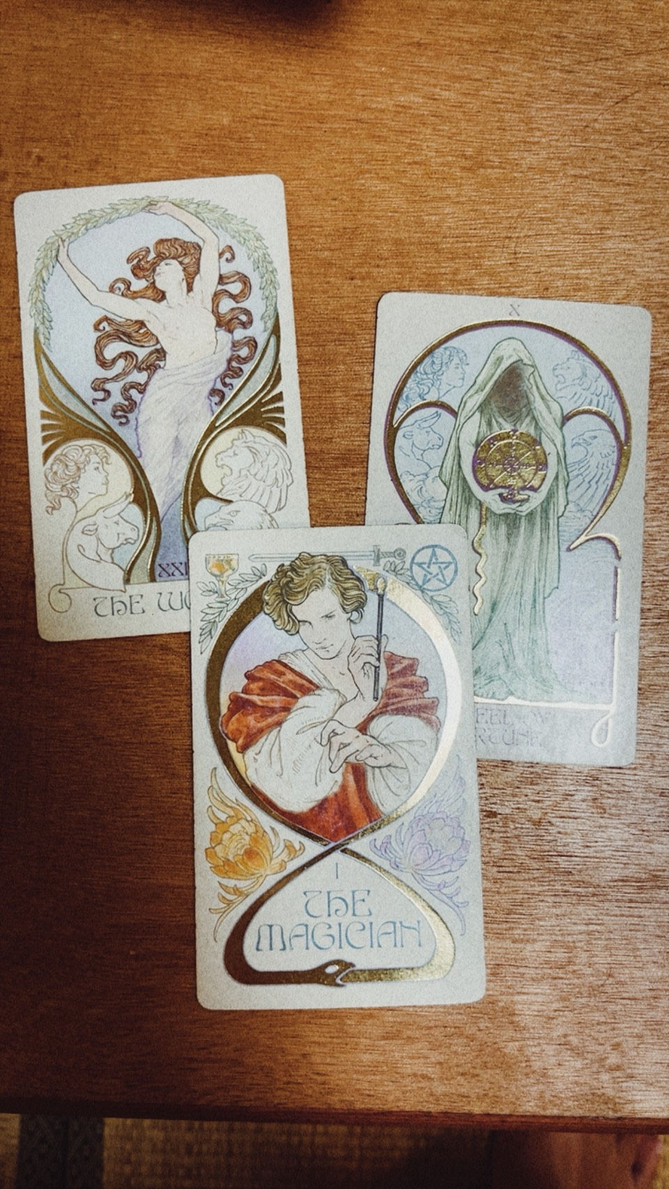 靈性實踐:當塔羅流年走到「世界牌」--原來宇宙早已鋪好路,等著我們對齊靈魂