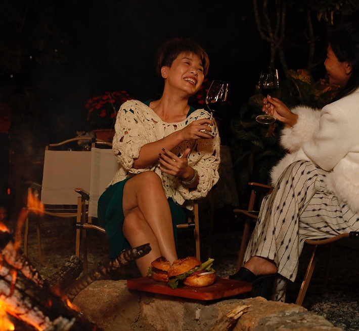 Du khách tận hưởng buổi tối lửa trại ấm cúng tại Làng Tàu Đà Lạt