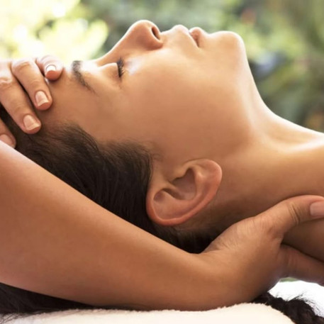 El lifting miofascial es un masaje facial profundo que trabaja la musculatura y las fascias de tu rostro. 
A través de esta técnica, se libera la tensión acumulada, logrando un efecto de estiramiento natural, una piel revitalizada y una profunda sensación de paz interior.