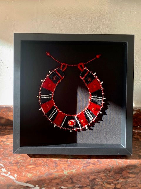 Miniature : Collier rouge et noir encadré