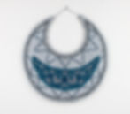 Collier demi-lune gris et bleu, décoré