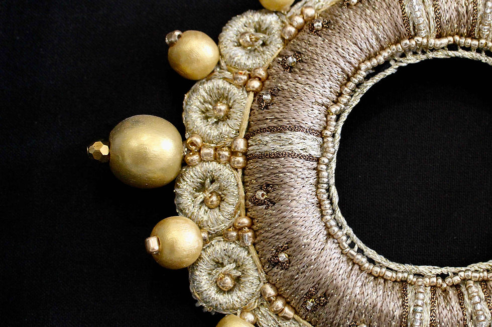 Miniature : Bracelet beige et doré, détail artisanal