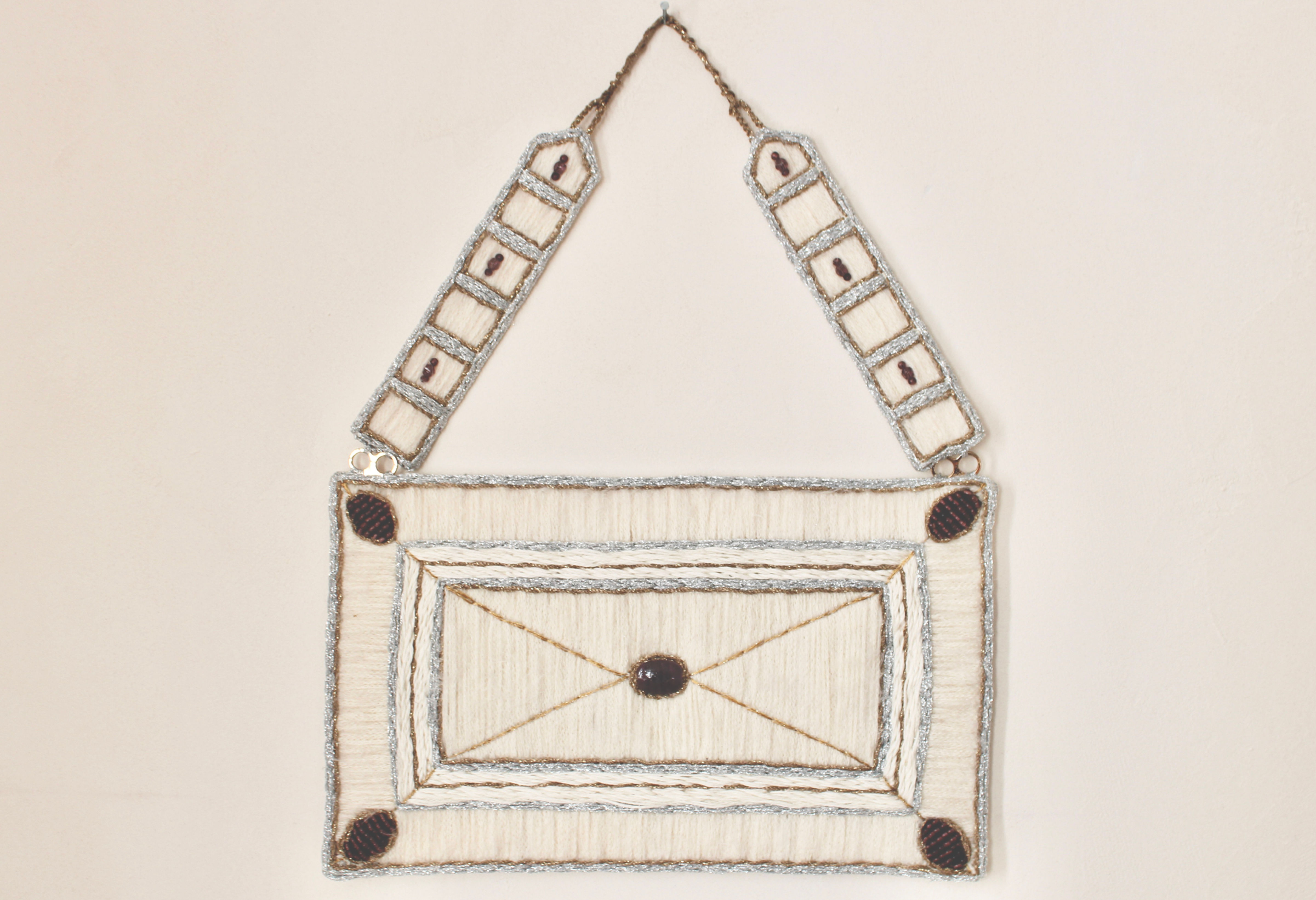 Décoration ornée de perles, détail central