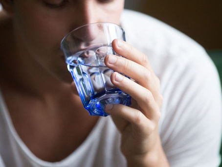 入れ歯で口が乾く原因とは？ドライマウスとの関係と今すぐできる対処法をわかりやすく解説