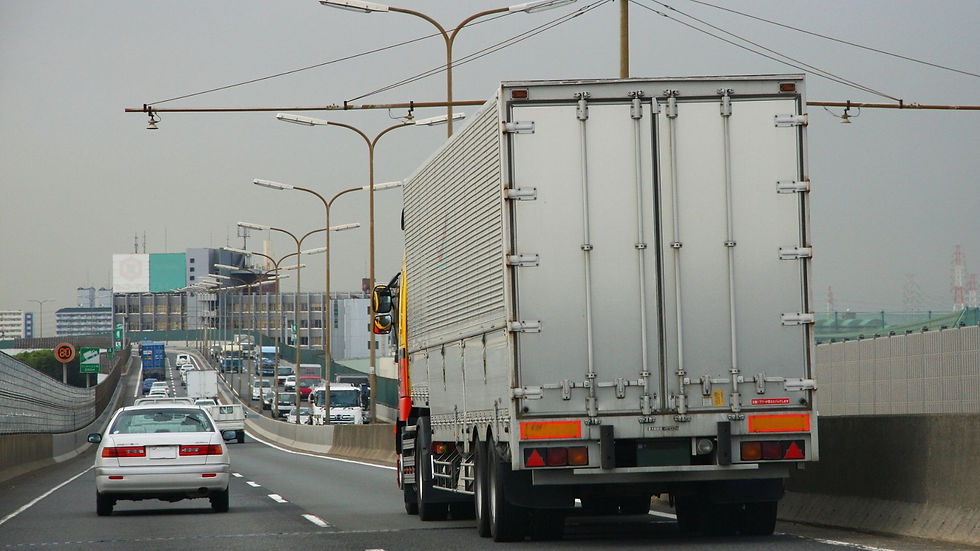 大型トラックの人手不足はなぜ?原因・現状データ・2024年問題と対策を解説