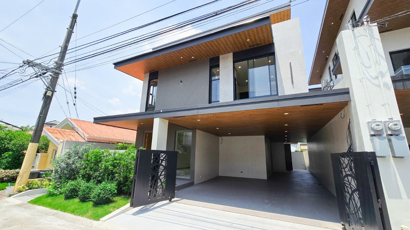 Luxury 5-bedroom house with 3-car garage in Parañaque