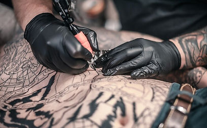 tattoo-specialist-working-