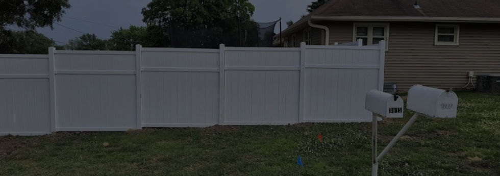 Vinyl-fence-for-family-homes_edited.jpg