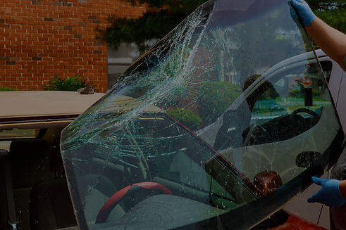 broken-windshield-car-special-workers-take-of-wind-2026-01-09-08-29-45-utc_edited.jpg