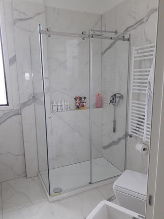 Box doccia scorrevole in cristallo per bagno moderno