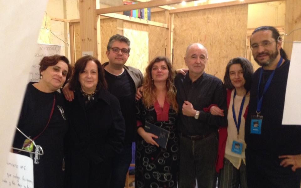 De izquierda a derecha: Victoria Pradilla (edit. La Rosa Cúbica) Amalia Sánchis (edit Inverso y Poètikas) Albert Tola (poeta) Eva Hibernia (poeta) Alfonso Alegre Heitzmann (poeta) Júlia Bel (poeta) Juan Pablo Roa (poeta y edit Animal Sospechoso)