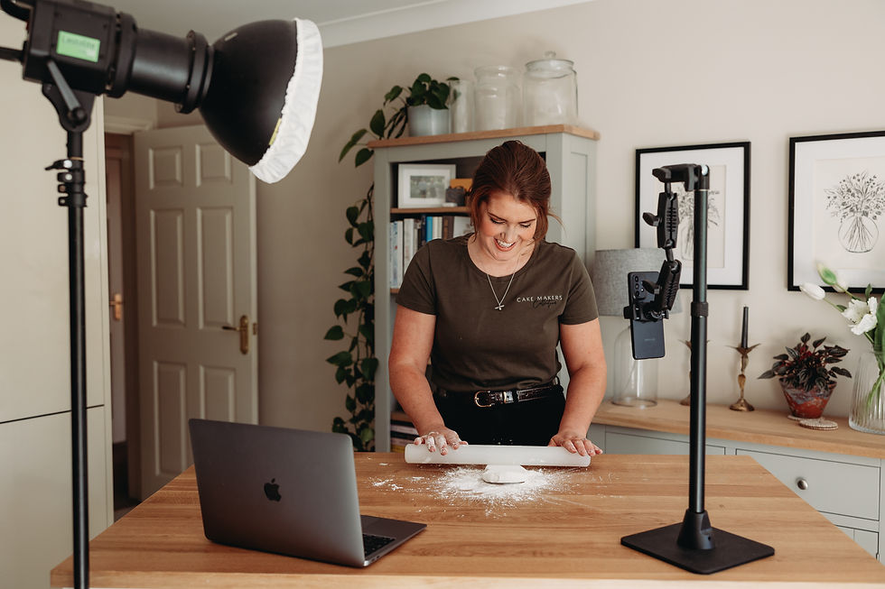 cake decorating demonstration