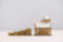 tas-pieces-monnaie-pres-petite-maison.jpg