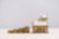 tas-pieces-monnaie-pres-petite-maison.jpg