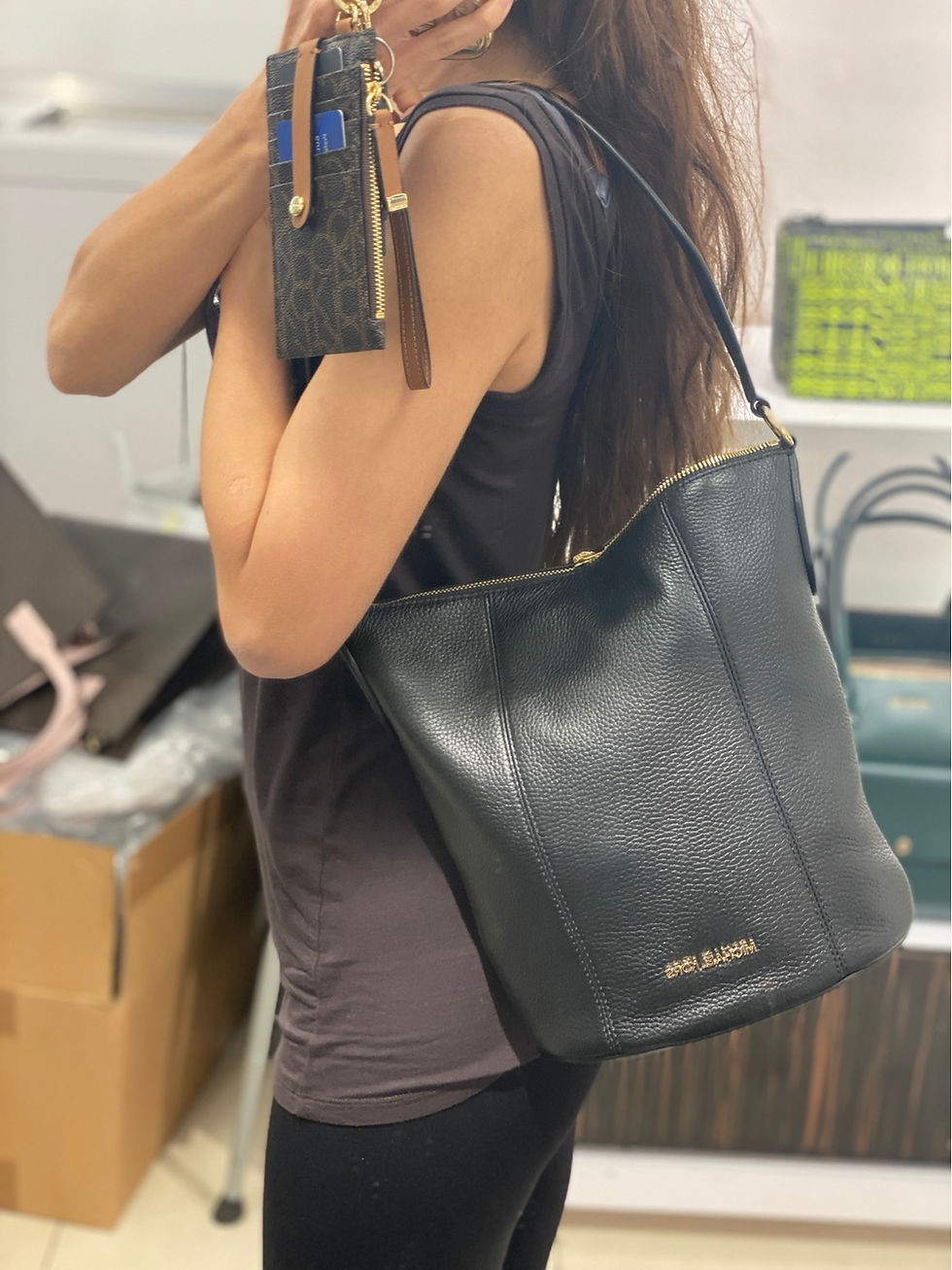 Küçük resim: MK LEATHER BUCKET BAG LARGE 