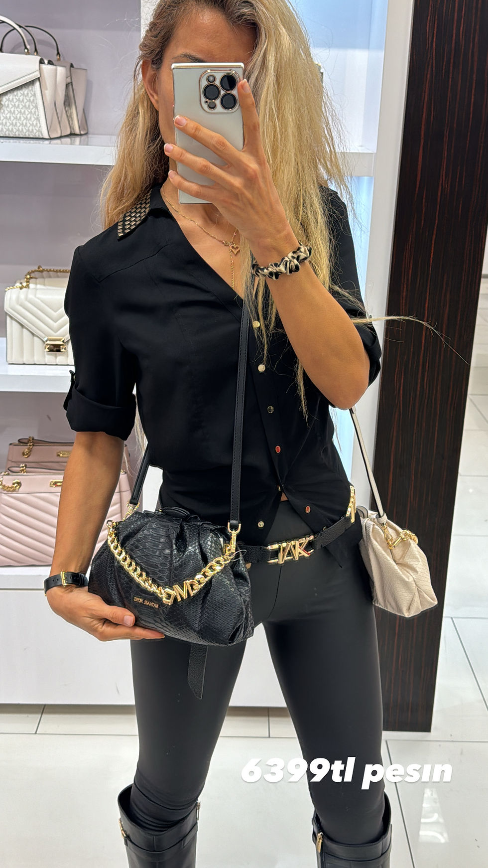 Küçük resim: MICHAEL KORS NOLA CLUTCH BAG GUMRUK DAHIL