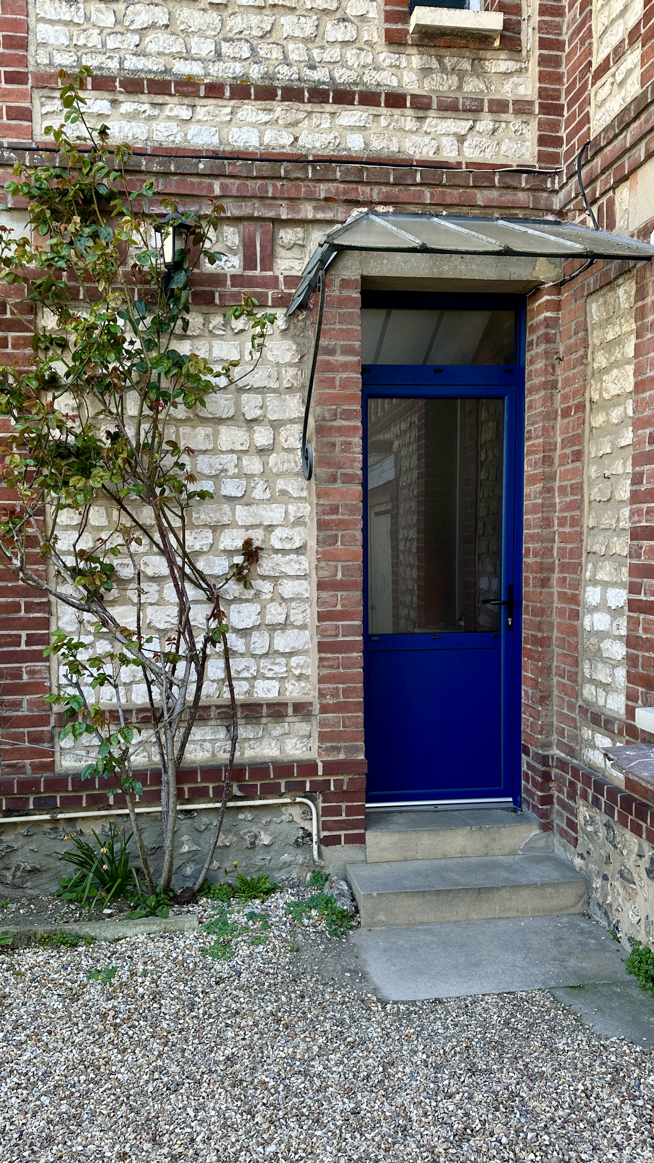 porte d'netrée originale semie vitrée sur mesure bleu electique installé prés de rouen par fermetures lepicard