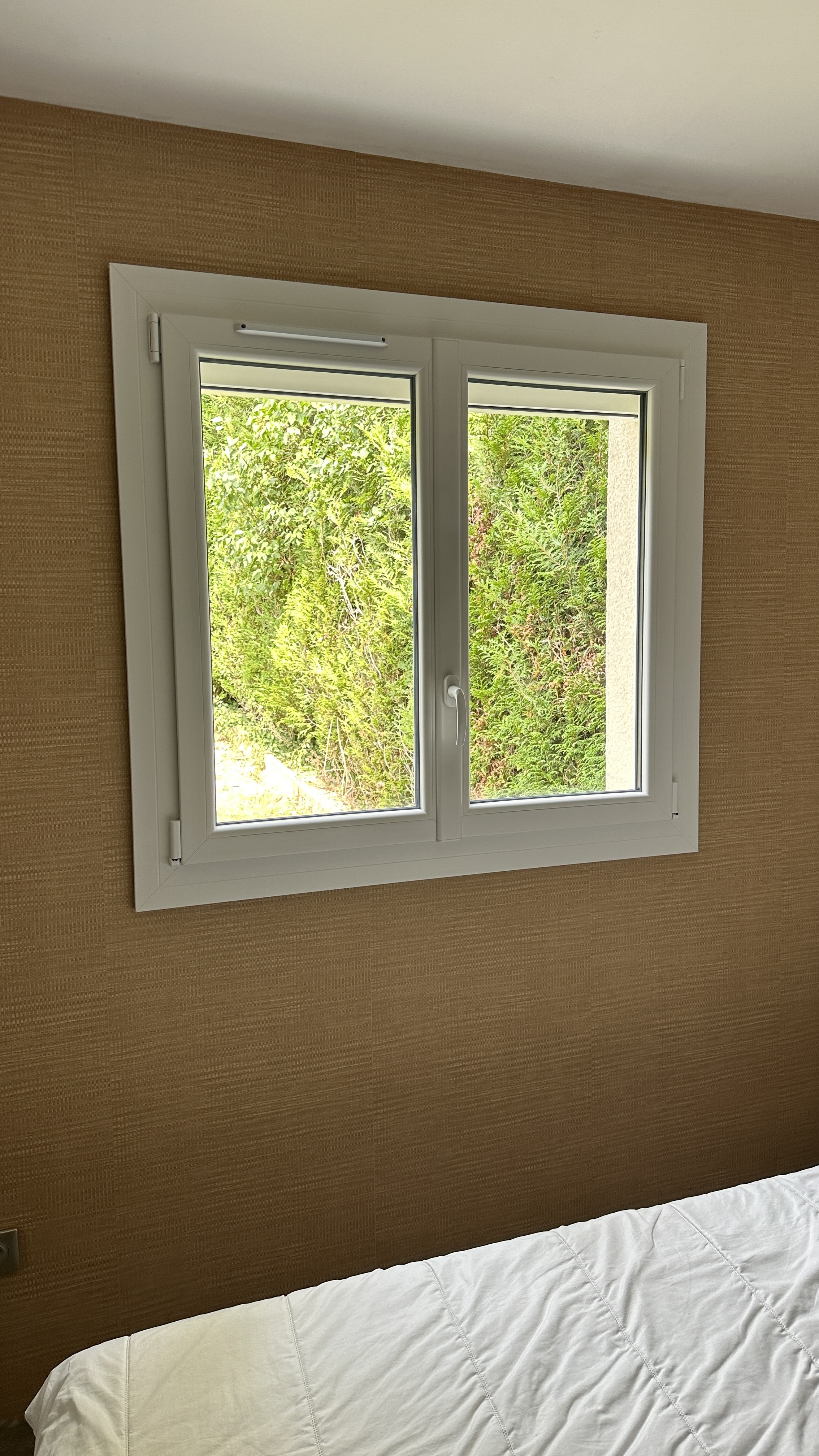 Fenêtres en pvc blanche posé dans une chambre par fermetures lepicard à rouen 