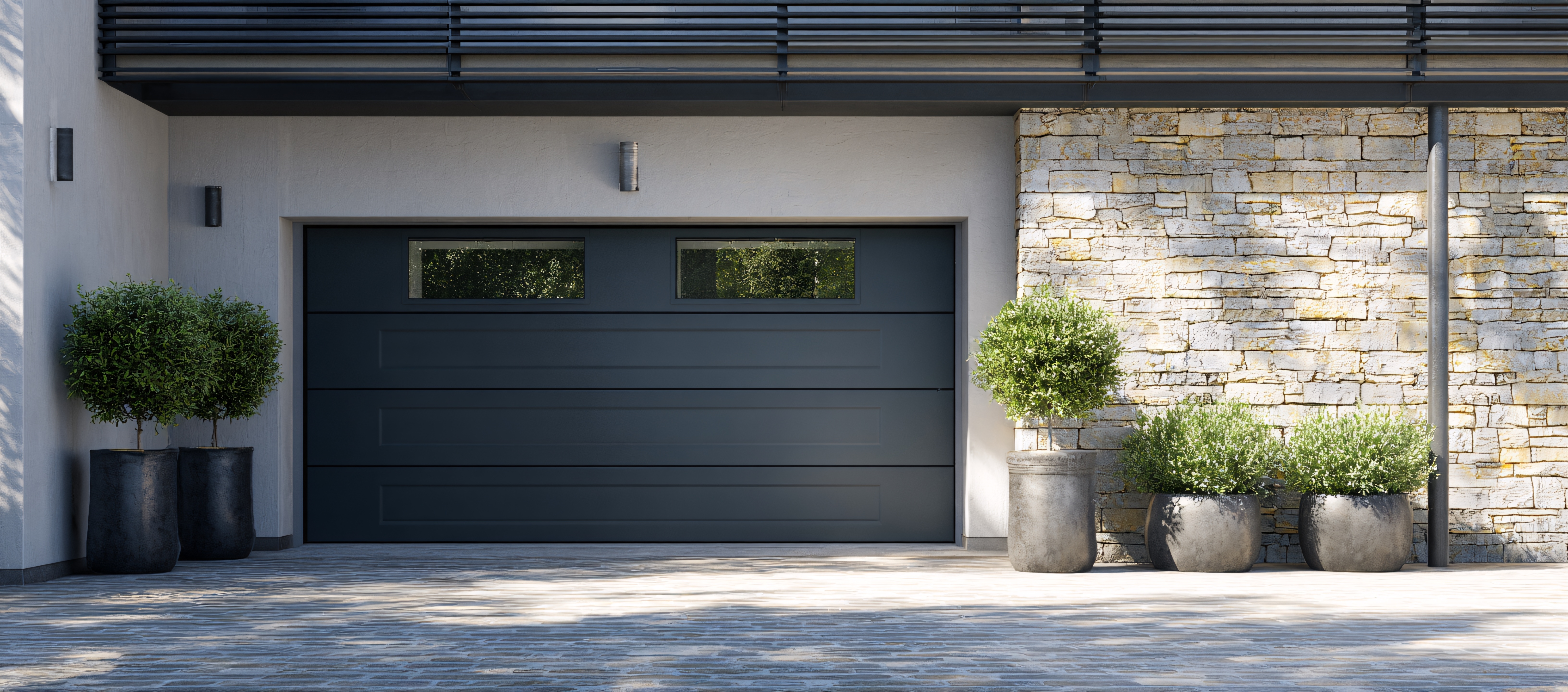 porte de garage electrique noire sectionnelle à hublots sur mesure installée par fermetures lepicard