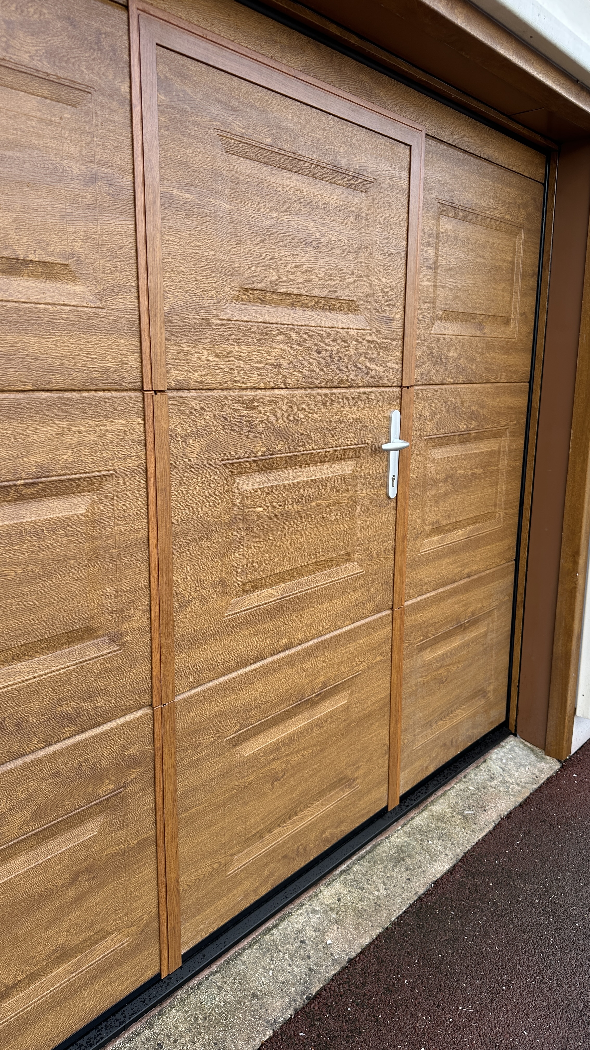 porte sectionnelle à cassette en aluminium thermolaqué couleur chêne dorée avec portillon intrégré electique par fermetures lepicard rouen 