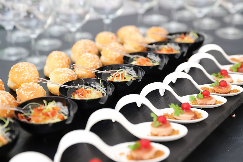 Assortiment de petits plats sur un plateau noir pour un événement - Traiteur Aux Petits Plats proche Evreux