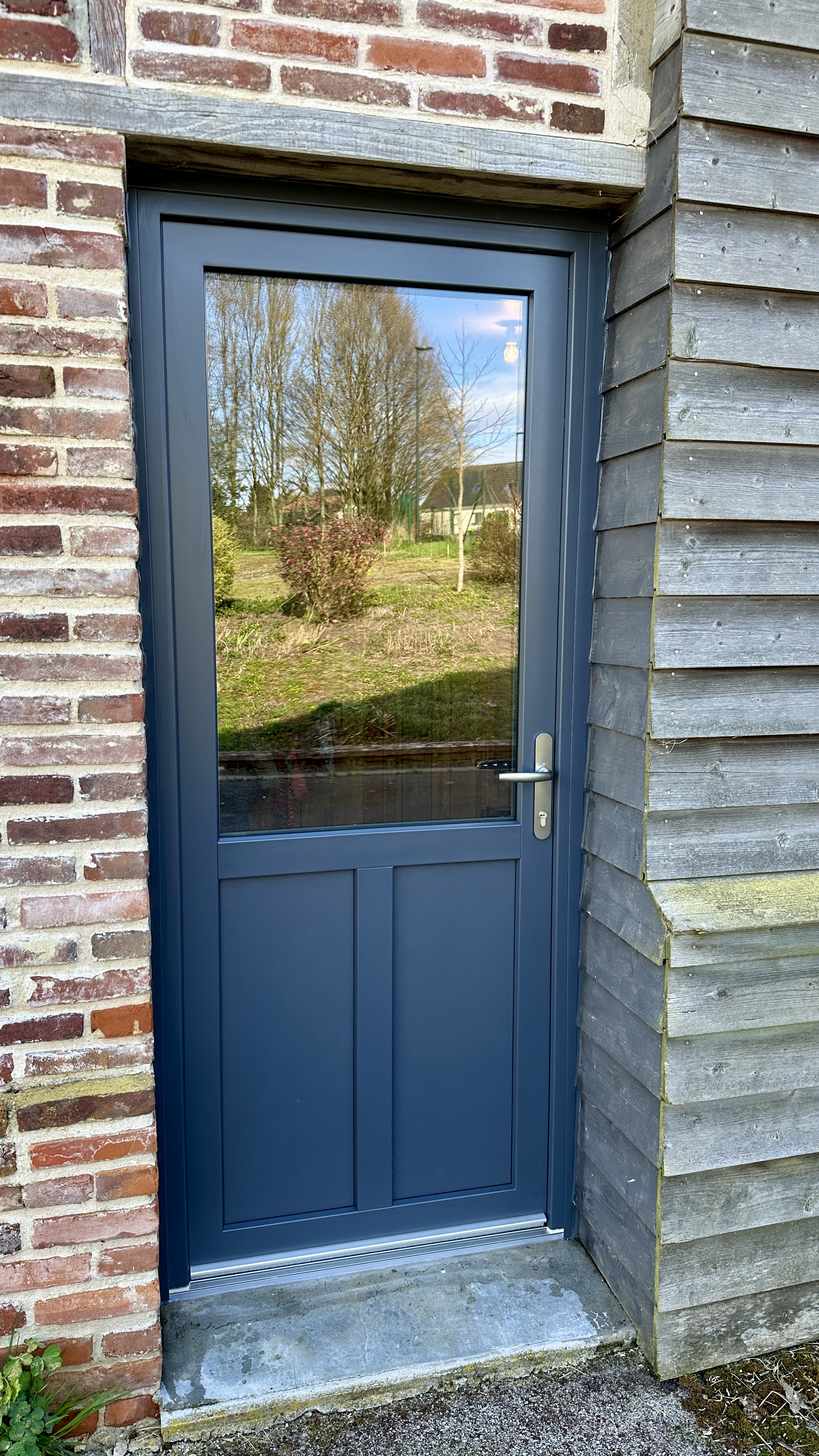 porte d'entrée pvc gris anthracite installé sur mesure a rouveray catillon par fermetures lepicard entre rouene et neufchatel
