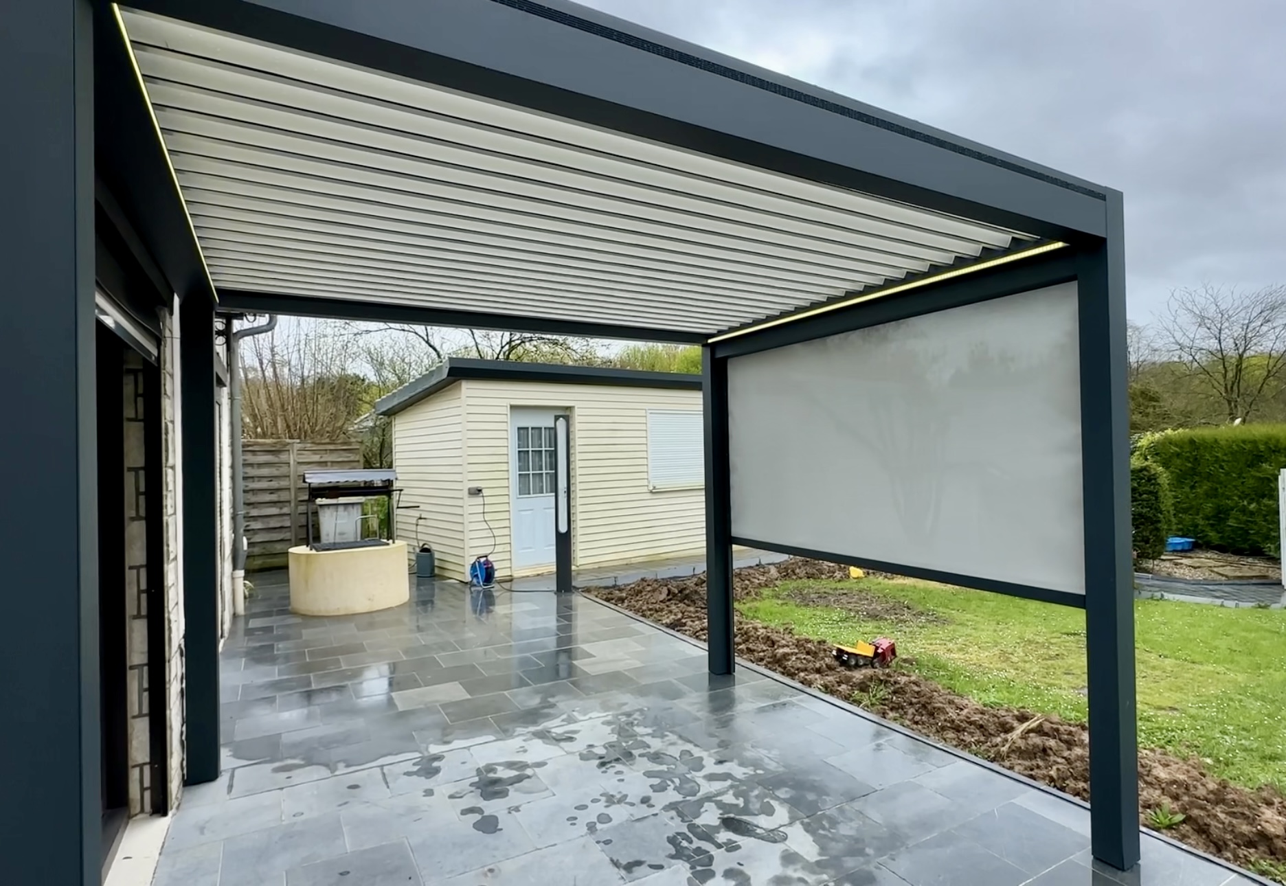 pergolas adossé à un mur installé par femetures lepicard à rouen
