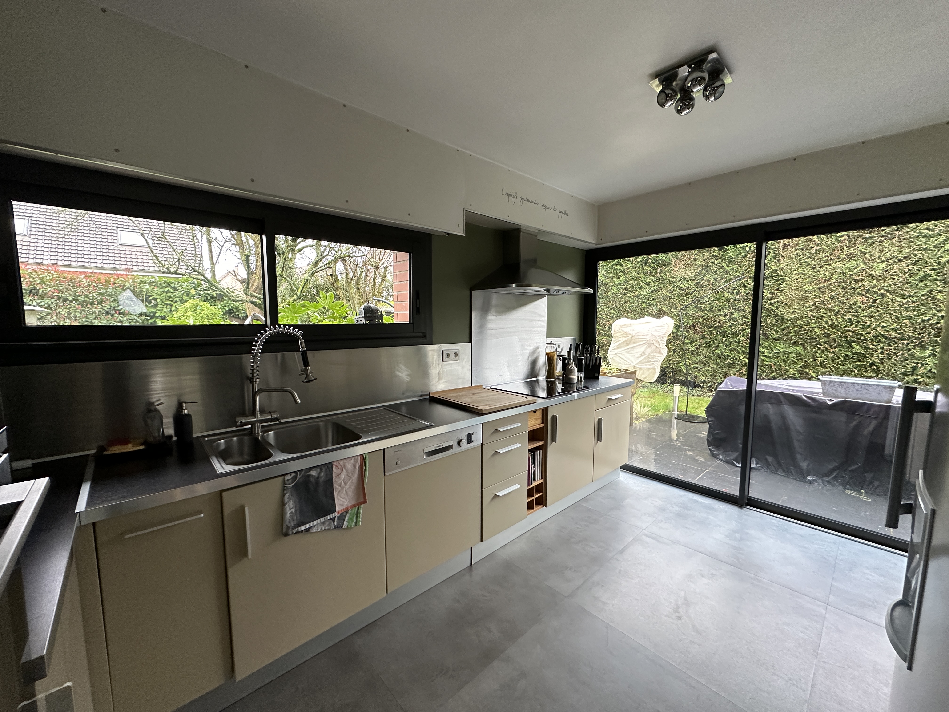 Pose de baies vitrées sur mesures noires dans une maison d'architecte réalisé par fermetures lepicard à rouen