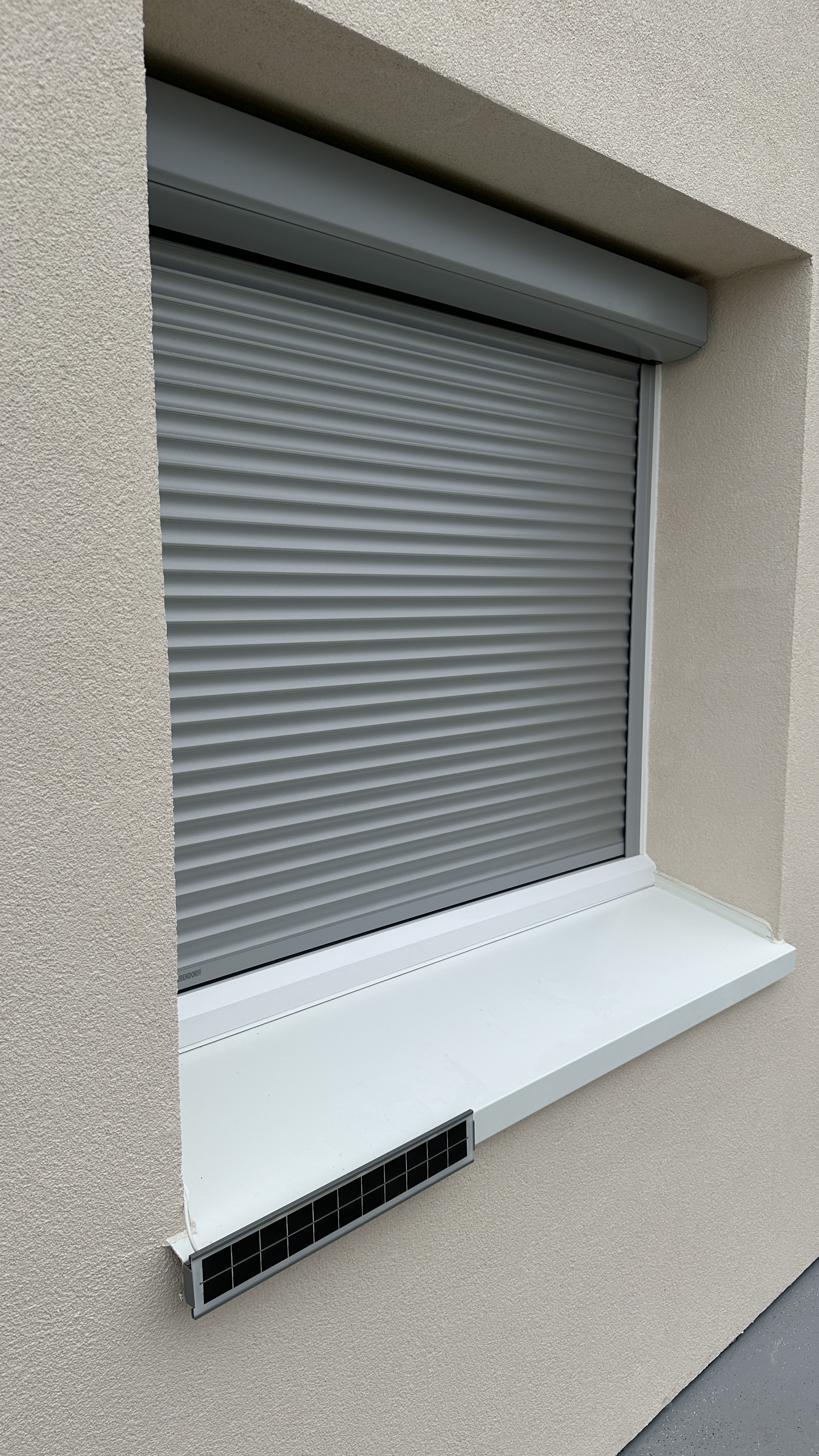 volets roulant gris claire fillaire posé sur mesures par fermetures lepicard à rouen 