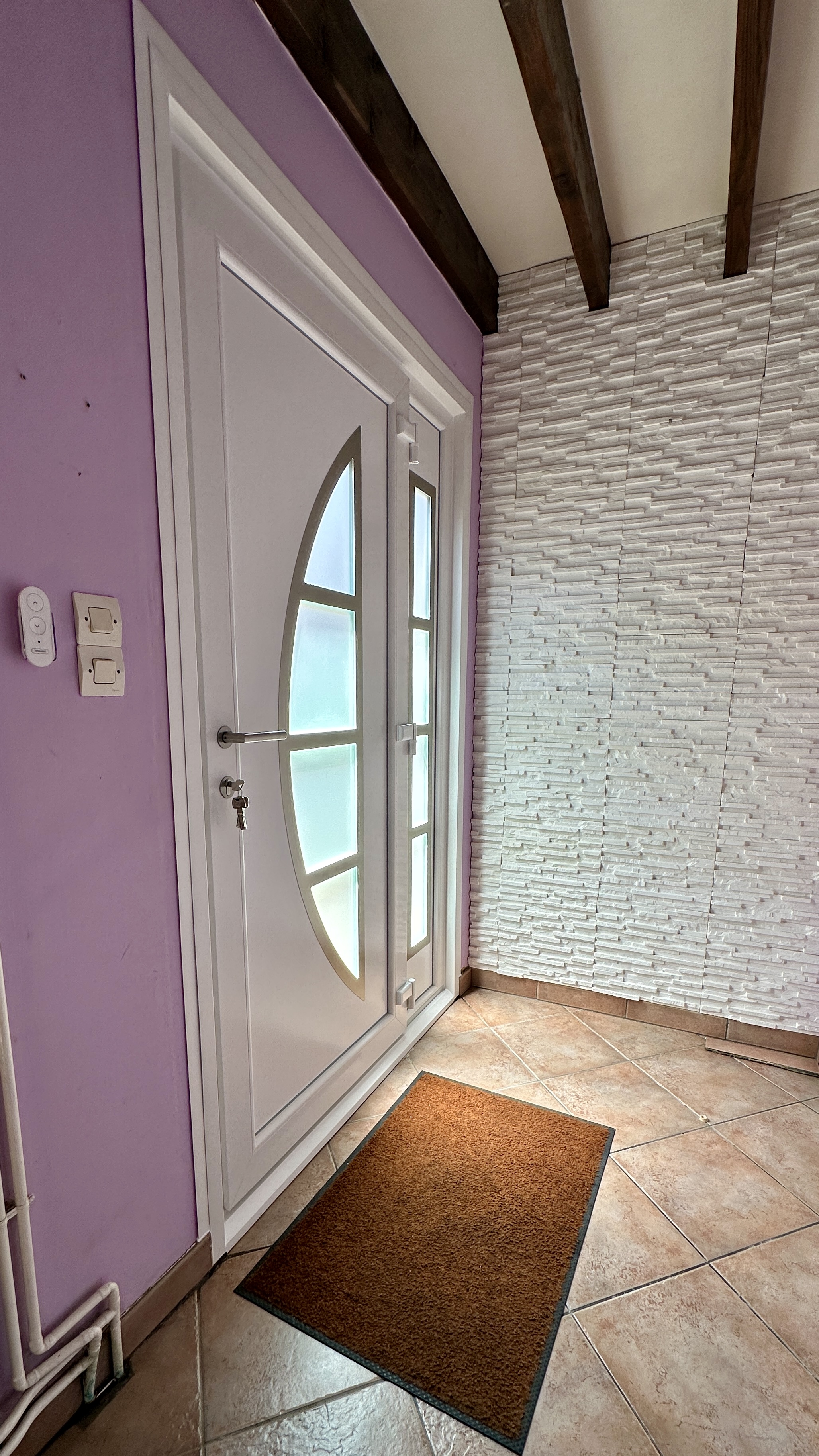 porte d entrée en pvc blanc avec tier installé a mont saint aignan proche de rouen avec fermetures lepicard