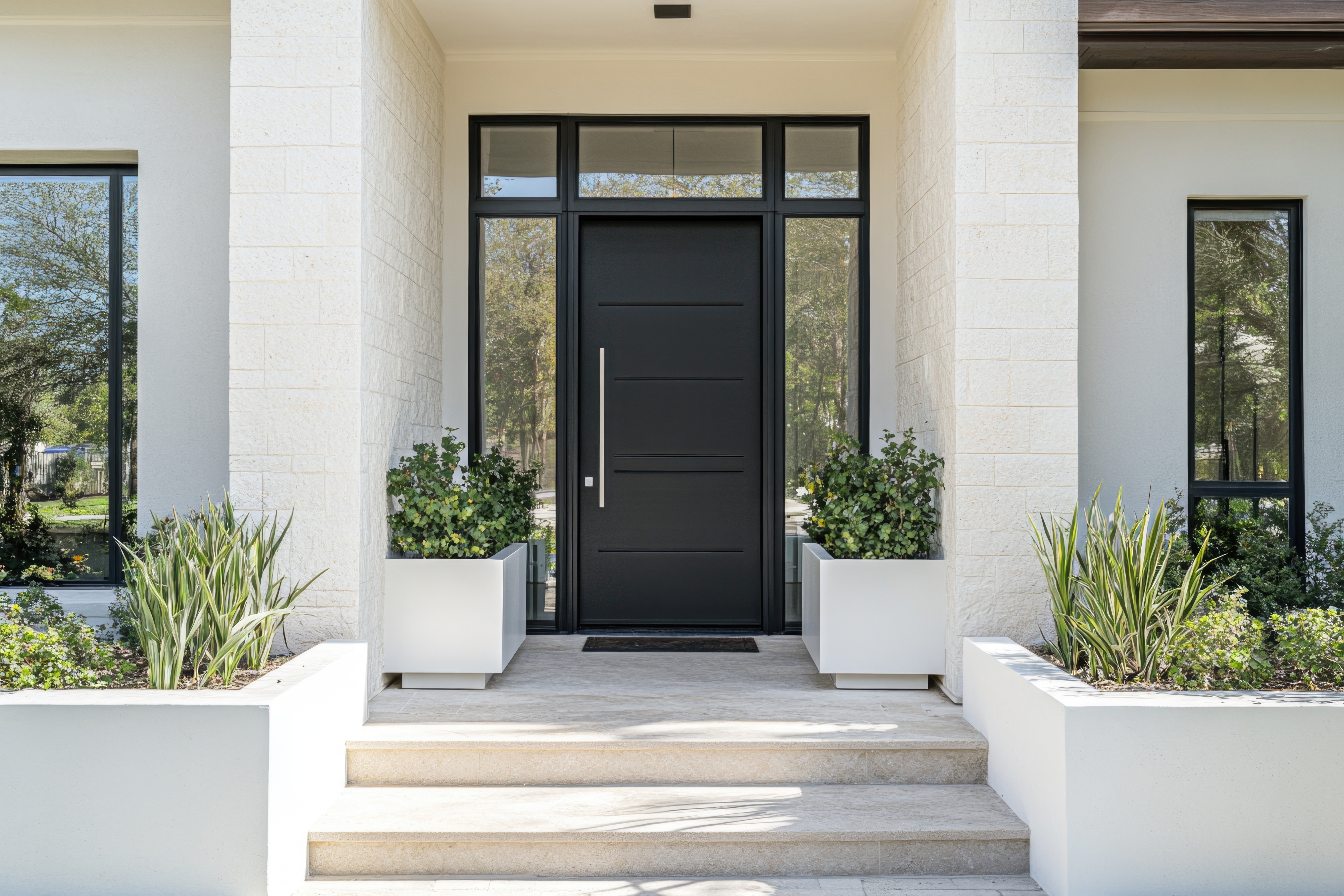 porte d 'entréee noir sur mesure avec baguette inox installé par fermetures lepicard