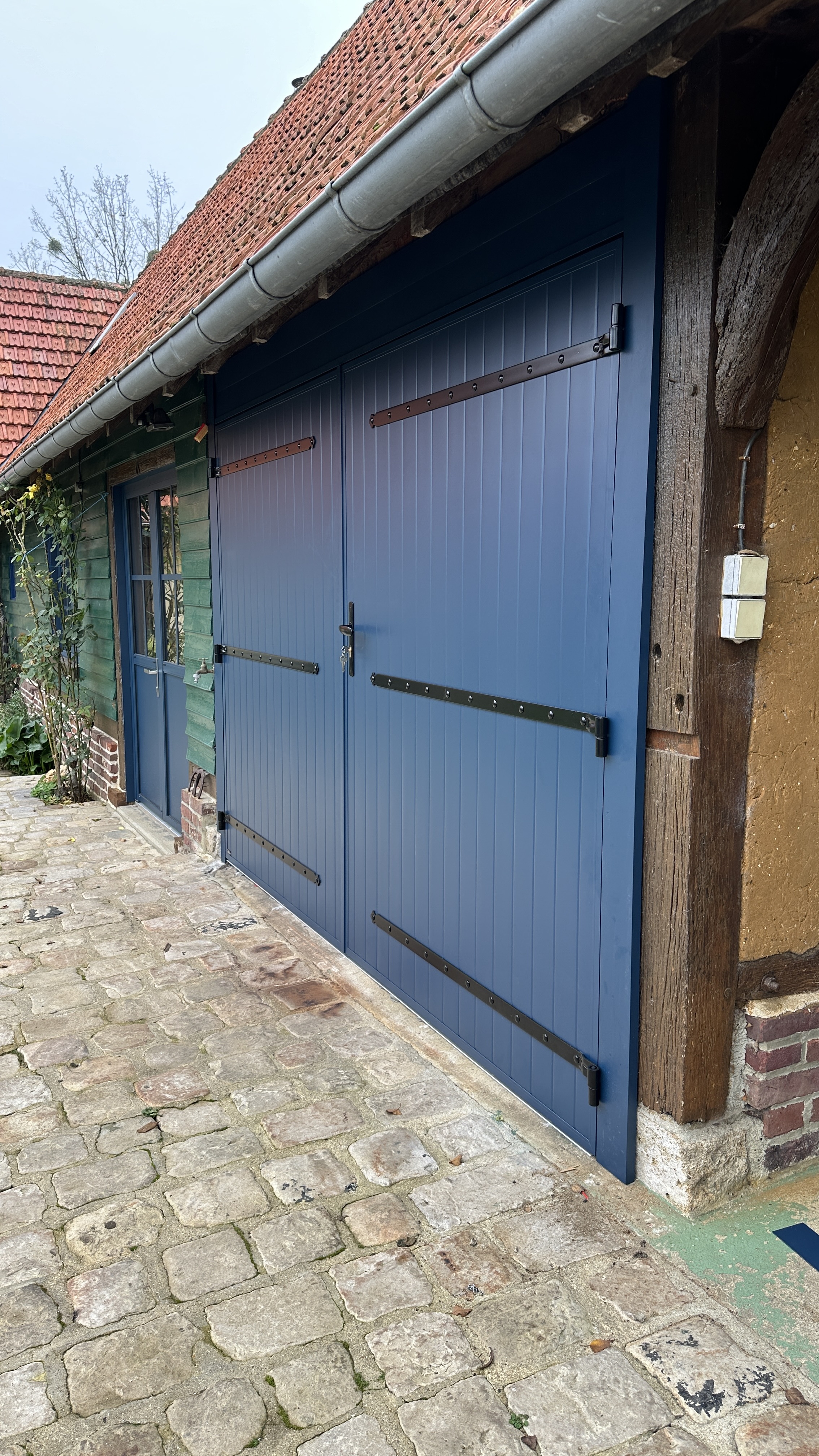 porte de gargage sur mesures bleu sur une rénovation à mensil-esnard proche de rouen par fermetures lepicard