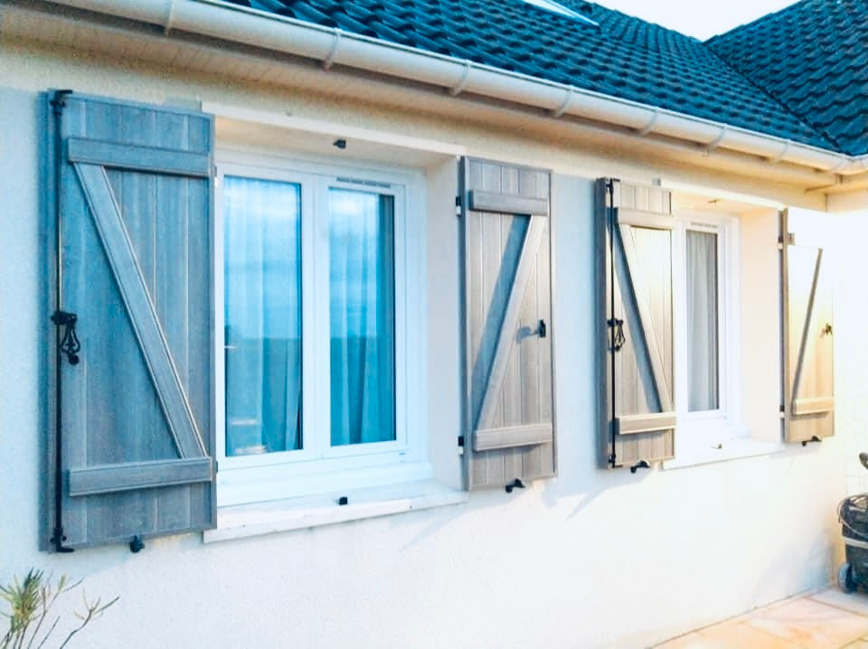 fenetres en pvc blanc avec volets de couleurs