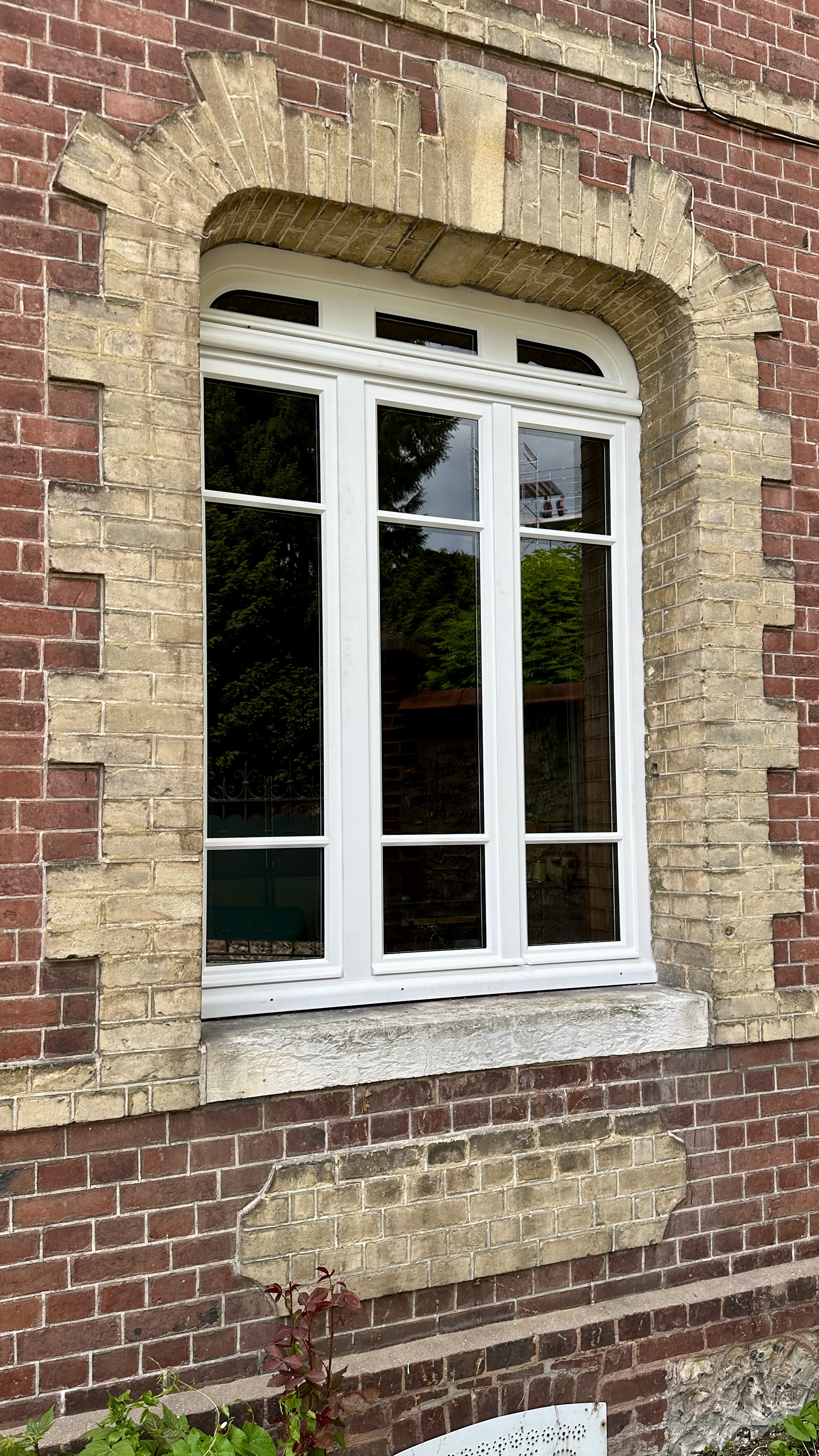 fenêtre bois blanche avec imposte cintrée sur mesure posé par fermetures lepicard