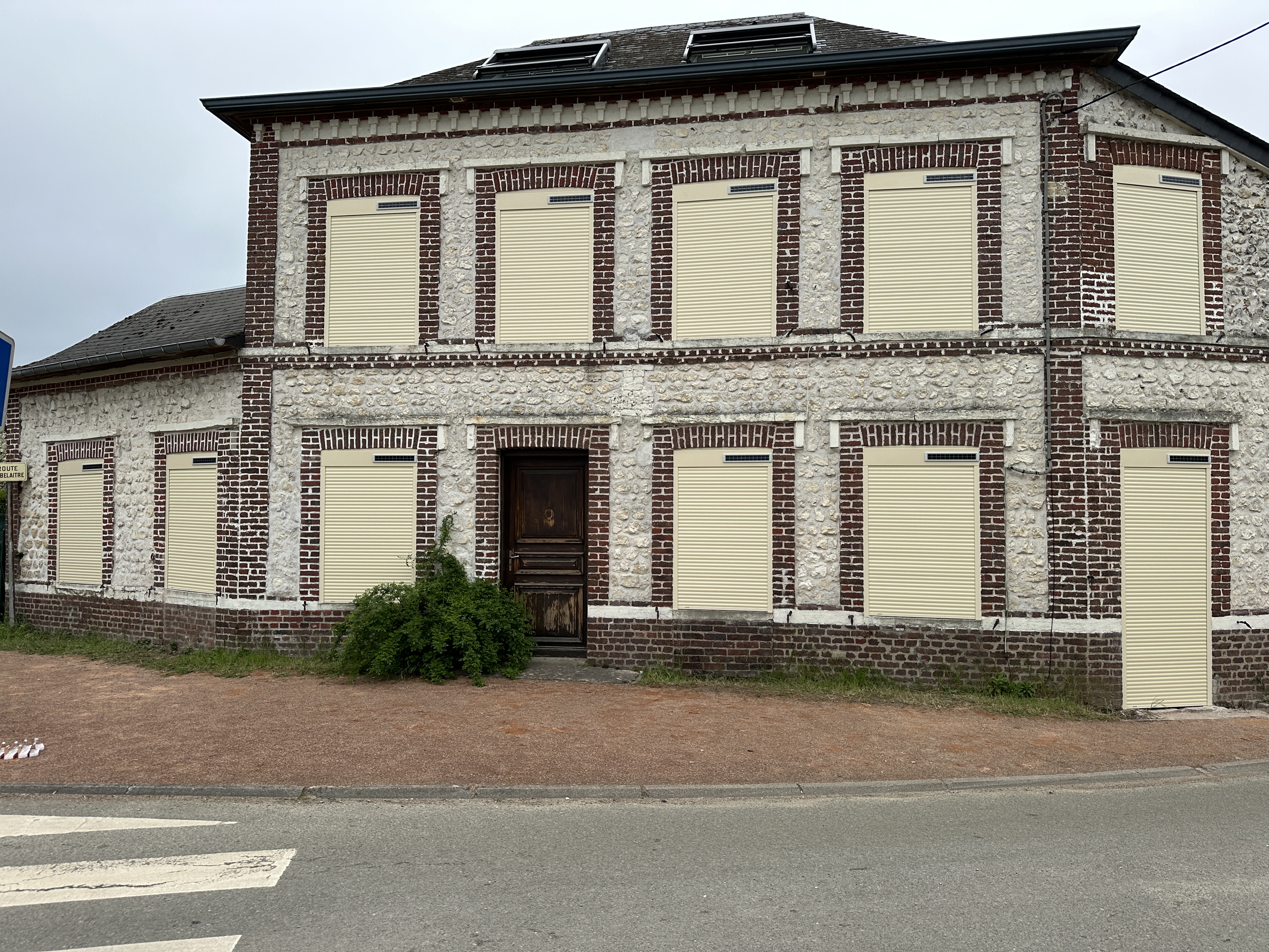 volets roualnts solaire crème posés sur maison compléte en brique avec fermetures lepicard près de rouen 