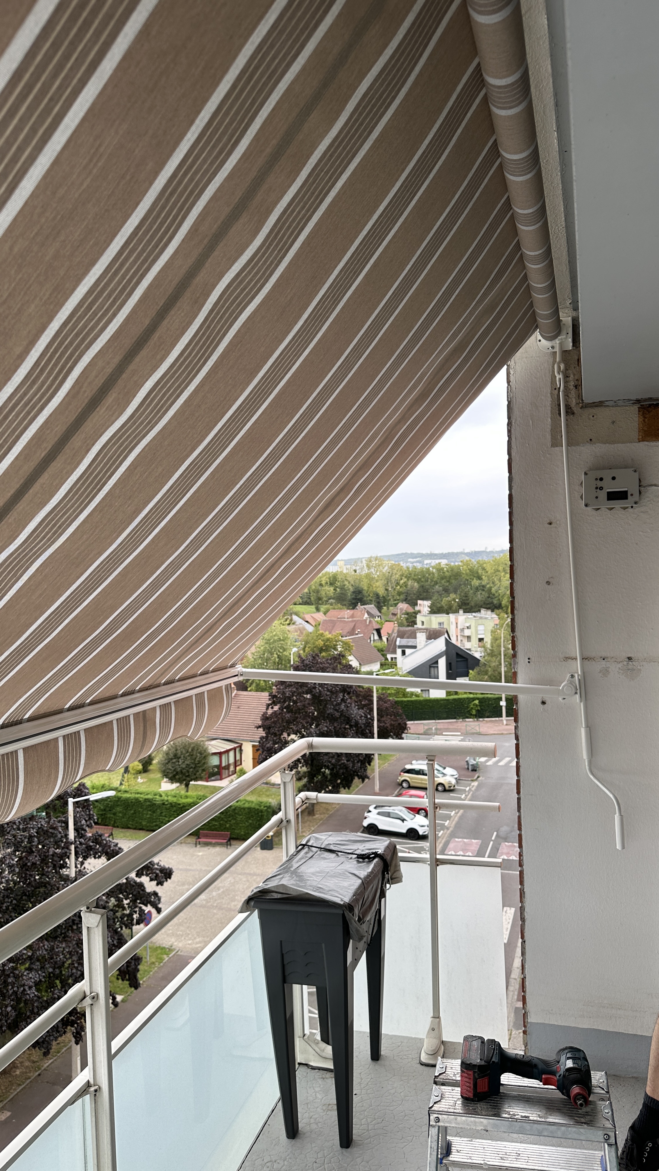 store installé pour protéger un balcon a mont saint aignan par fermetures lepicard 