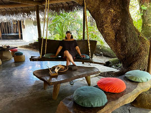 une femme sandra dupuy assise sur un banc en bois dans le hall d'un spa en pleine nature