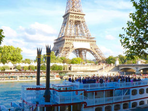 vue de la seine avec une péniche et la tour eiffel