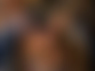 UNE FEMME fait de la poterie à l'argile