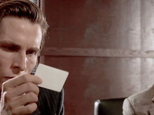 acteur qui regarde une carte de visite