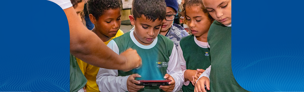 Crianças olhando um tablet que está emitindo uma luz azul