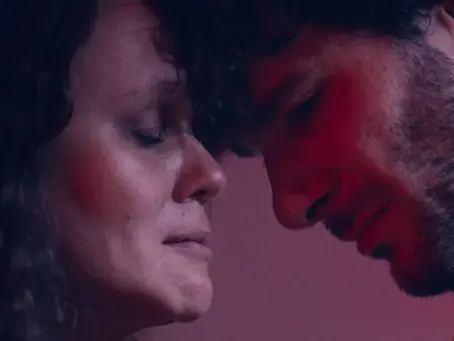 "Ela Toma Placebo" chega com críticas positivas da imprensa especializada