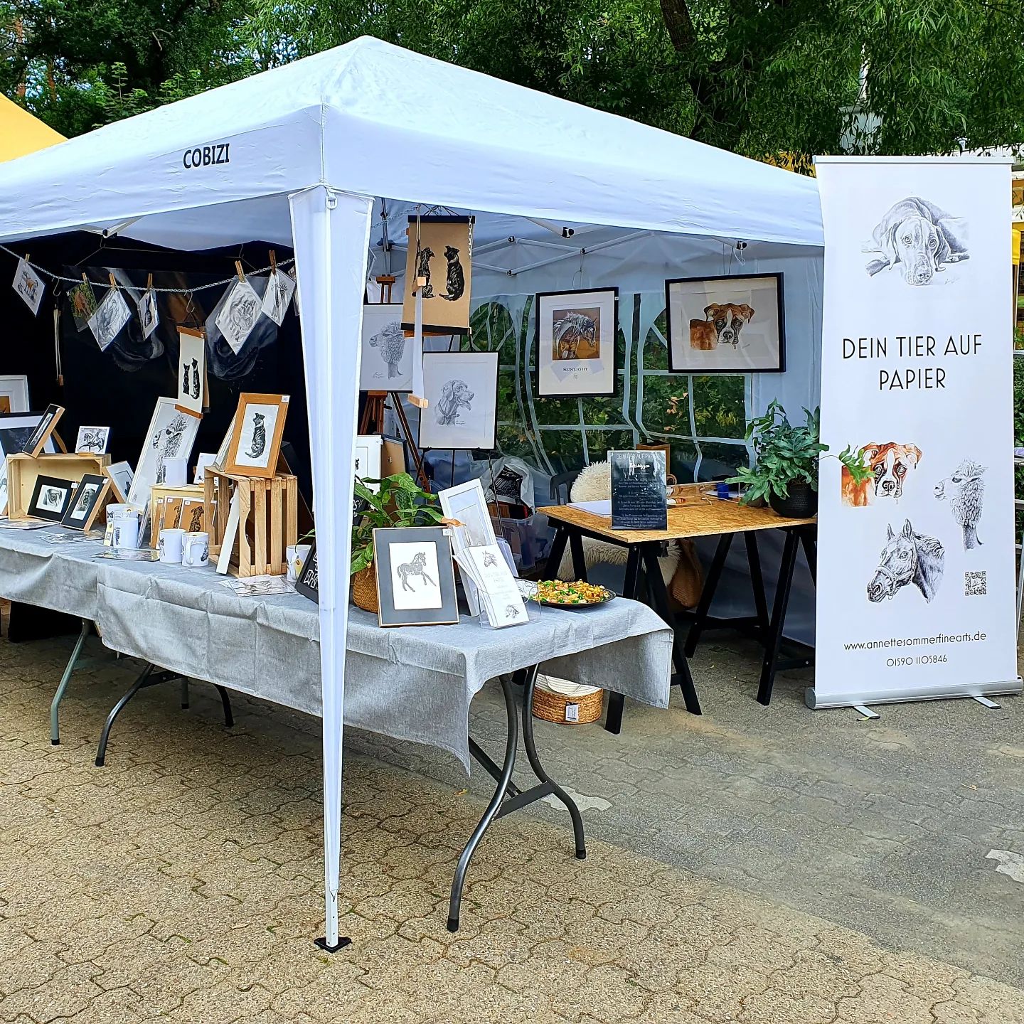 Ausstellungsstand von Dein Tier auf Papier Tierportraits und Tierkunst Atelier Bergisch Gladbach