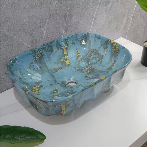 Blaues Waschbecken mit goldenen Adern, ideal für ein modernes Badezimmer